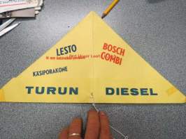 Turun Diesel - Lesto / Bosch Combi -mainoshattu, taiteltu paperista, jaettu messuilla 1960-luvulla