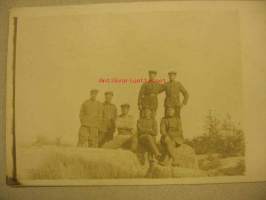 Sotilaat kalliolla valokuva 1920-luku