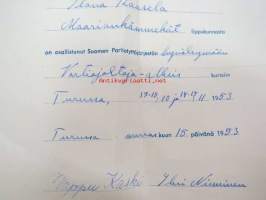 Ilona Kaasela Maariankämmekät lippukunnasta on osallistunut Suomen Partiotyttöjärjestön hyväksymään Vartiojohtaja-alkeiskurssiin Turussa... 1953 -todistus,