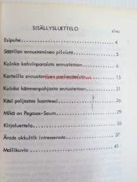Ennustamisen oppikirja - Pekka Siitoin -tuotantoa, vaaleanpunaiset kannet