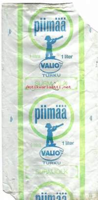 Piimää , muovipussi avattu tuotepakkaus  1960-70 -  Maitoa alettiin pakata muovipusseihin vuonna1967, tiettävästi ensimmäisenä Valion Turun meijerissä.