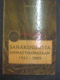 Sahakoulusta ammattikorkeaan 1921-2005 - Puualan koulutuksen historiikki