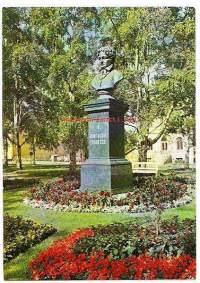 Oulu, F M Franzenin patsas   - paikkakuntapostikortti kulkenut 1971