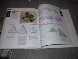 Origami - a complete step-by-step guide Japanilainen paperintaittelutaide