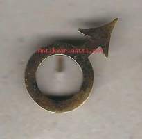 Mars-symboli / Koiras  -  rintamerkki hopeaa /Mars-symboli (&amp;#9794;) on ikivanha symbolikuvio, jonka muodostavat ympyrä ja siitä yläoikealle työntyvä