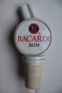 Bacardi Rum -  mainos juoma-annostelija
