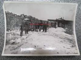 Sotaherrain halkotyömaa 1944 -valokuva