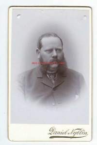 Herra &quot;poskiparta&quot; Sandberg 1895  - visiittikuva, ateljeekuva