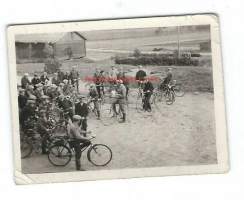 Metsänhoitokurssit   1937  - polkupyörillä metsään -   valokuva  4x6 cm