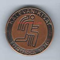 Kalevan Kisat Turussa 1976  - lukkoneulamerkki  rintamerkki 40 mm