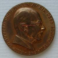 Filip Lundberg grundaren av Eir  dess ledare 1911-1946  ( G Carrells c)   ,   taidemitali 30  mm