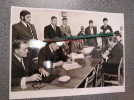 Lääke Oy:n uuden tehtaan urakkasopimuksen allekirjoitus &quot;käännekohta Farmos-yhtiöitten historiassa&quot; 23.9.1971 -valokuva
