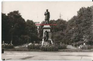 Helsinki  Runebergin patsas  -  paikkakuntapostikortti kulkenut