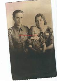 Kersantin perhe  sotilasvalokuva  - valokuva 9x13 cm