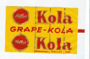 Grape- Kola  makeiskääre  1950-luku /  Oy Hellas Ab oli suomalainen makeisalan yritys, Turussa. Hellaksen tehdas aloitti toimintansa vuonna 1916 .