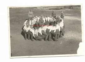 III joukkue liikuntakasvatuksessa 6x9 cm takana leima Puolustusvoimat -   valokuva