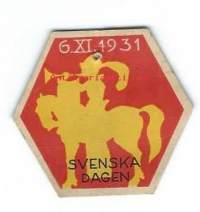 Svenska Dagen 6.XI.1931  - rintamerkki  pahvia 35x35 mm / Ruotsalaisuuden päivä (ruots. Svenska dagen) on Suomessa 6. marraskuuta vietettävä yleinen
