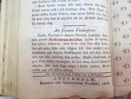 Veckoskrift för fruntimmer -vuoden 1824 numeroita sidottuna, useissa mukana jokin ompelukuvio painokuvana, postitusleimoja