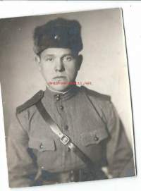 Neuvostoupseeri turkislakki päässä - valokuva   8x11 cm