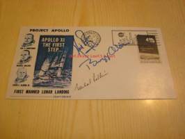 Apollo XI 1969 USA ensipäiväkortti FDC kortissa on painettu (ei käsinkirjoitettu) nimikirjoitukset ja postimerkki, kortti on vuodelta 1974