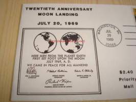 Apollo 11 Moon Landing 1969-1989 USA ensipäiväkuori FDC vuoden 1969 First Man on the Moon postimerkki ja vuoden 1989 20th Anniversary 2.40 Dollarin postimerkki.