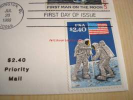 Apollo 11 Moon Landing 1969-1989 USA ensipäiväkuori FDC vuoden 1969 First Man on the Moon postimerkki ja vuoden 1989 20th Anniversary 2.40 Dollarin postimerkki.