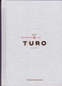 Turo - Pukeutumisopas. 2015Turo. Tarina alkoi vuonna 1938, kun kolme nuorta yrittäjää perustivat miesten vaatteisiin, ja pian pukuihin, erikoistuneen