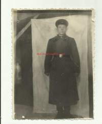 Neuvostosotilas poseeraus Neuvostoliitto 1954 tekstiä   - valokuva   8x11 cm