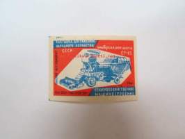 Universalnie sassi ST-65 maatalouskone -neuvostoliittolainen tulitikkuetiketti / soviet matchbox label