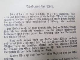 Wahrung der Ehre - Der Oberbefelshaber der Kriegsmarine MPA. 2300 - Saksalaisen merisotilaan koulutukseen liittynyt saksalaista sotilaskunniaa käsittelevä teos?
