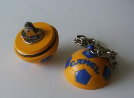 Jalkapallon muotoinen Camel tupakansytytin - erikoinen tupakansytytin 4  cm metallia/muovia