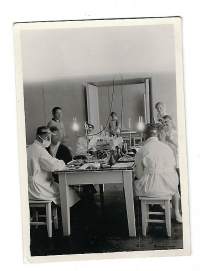 Lääkäreitä, hoitajia ja lääketieteellisiä kojeita 1930,  valokuva 6x9 cm