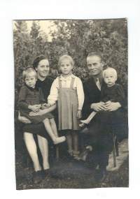 Perhekuva 1947 - valokuva 9x13 cm