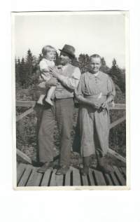 Vaarin sylissä 1941 - valokuva 9x13 cm