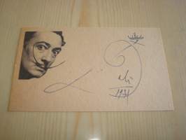 Salvador Dali, nimikirjoituskortti. Nimikirjoitus on painettu 1960-luvun postikorttipaperille, ei siis käsinkirjoitettu. Kortin koko noin 7,5 cm x 12,5 cm. Hieno