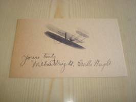 Wilbur ja Orville Wright, nimikirjoituskortti. Nimikirjoitus on painettu 1900-luvun postikorttipaperille, ei siis käsinkirjoitettu. Kortin koko noin 7,5 cm x 12,5