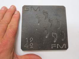 SM - FM 1942 -metallilaatta, tunnistamaton laatta / mitali, jokin mestaruus (SM - Suomenmestari? / FM - Finlands mästare?) -unidentified matal plate / medal