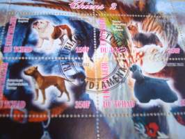 Koira, 4 postimerkin arkki, leimattu, vuodelta 2012, Tchad, hieno. Katso myös muut kohteeni mm. noin 1200 erilaista amerikkalaista ensipäiväkuorta 1920-luvulta