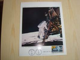 Alkuperäinen NASA valokuva kuuhunlaskeutumisesta vuodelta 1969, astronautti Aldrin laskeutumassa kuunpinnalle. First Man on the Moon postimerkki