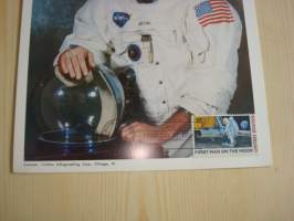 Alkuperäinen NASA valokuva kuuhunlaskeutumisesta vuodelta 1969, astronautti Collins. First Man on the Moon postimerkki ensipäiväleimalla. Valokuvan koko noin 18
