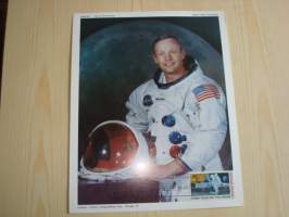 Alkuperäinen NASA valokuva kuuhunlaskeutumisesta vuodelta 1969, astronautti Armstrong. First Man on the Moon postimerkki ensipäiväleimalla. Valokuvan koko noin