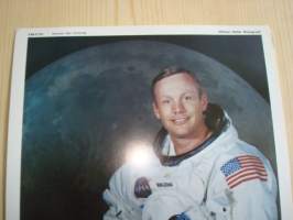 Alkuperäinen NASA valokuva kuuhunlaskeutumisesta vuodelta 1969, astronautti Armstrong. First Man on the Moon postimerkki ensipäiväleimalla. Valokuvan koko noin