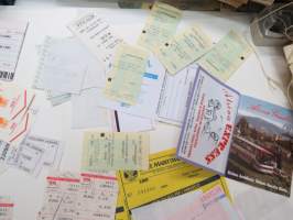 Erä erilaisia ulkomaisia matka- ja pääsylippuja -foreign travel and entrance tickets
