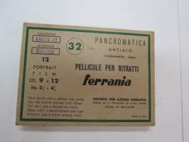 Ferrania  pellicole per ritratti - pancromatica antialo - ininflammabile 9 x 12 cm / Portrait film -filmipakkaus, avaamaton, päivätty mar - 1956 -unopened film
