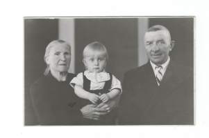 Isovanhempien kanssa 1945 -   valokuva 9x13 cm