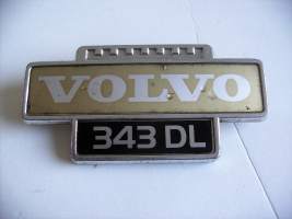 Volvo 343 DL - auton  keulamerkki  etumerkki metallia 10x5 cm