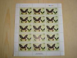 Perhosia, 15 postimerkin postimerkkiarkki, Papua Uusi-Guinea, vuodelta 2002, hieno. Katso myös muut kohteeni mm. noin 1200 erilaista amerikkalaista
