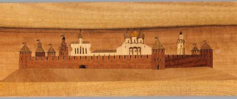 Intarsia taulu Novgorod 1982 Venäjä 12x31x1 cm  / Intarsia määritellään useimmiten huonekalujen, sisustuspintojen ja taulujen upotuskoristeluksi varsinkin
