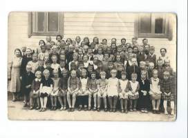 Auran kansakoululaiset ja opettajat 1942 - valokuva 9x13 cm