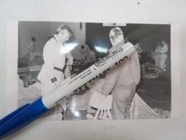 Kertausharjoitus 1980-luvulla, varusteiden jako -valokuva / military rehearsals 1980´s -photograph